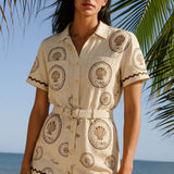 Seashell Mono Camiseta con Detalle de Concha y Botones