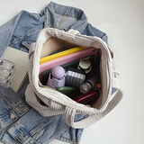 Tilda – Bolsa de hombro acanalada con detalle de cordón