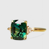 Anillo de Esmeralda Cuadrado Elegante en Acabado Dorado