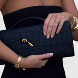 Melanie Clutch con Detalle de Nudo Dorado