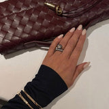 Melanie Clutch con Detalle de Nudo Dorado