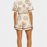 Seashell Mono Camiseta con Detalle de Concha y Botones