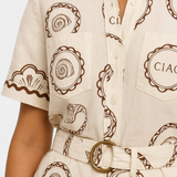 Seashell Mono Camiseta con Detalle de Concha y Botones